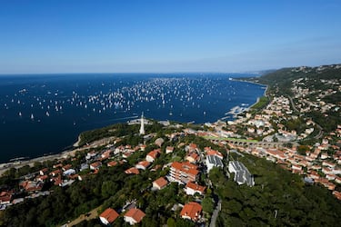 Vista de los veleros participantes en la 57.ª edición de la tradicional regata Barcolana, en el Golfo de Trieste, noreste de Italia. 
