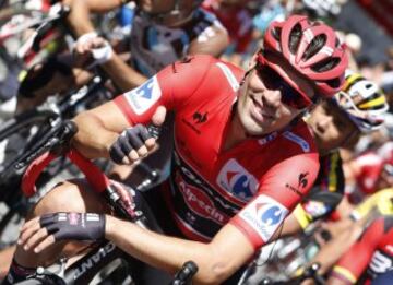 El ciclista holandes del equipo Giant, lÍder de la vuelta,Tom Dumoulin, al comienzo de la decimoctava etapa de la Vuelta Ciclista a España con salida en la localidad burgalesa de Roa y llegada en Riaza (Segovia), con un recorrido de 204 kilómetros.