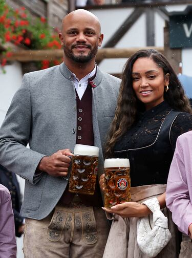 El entrenador del Bayern de Múnich, Vincent Kompany con su esposa, Carla Higgs, durante la fiesta del Oktoberfest celebrada en Múnich.