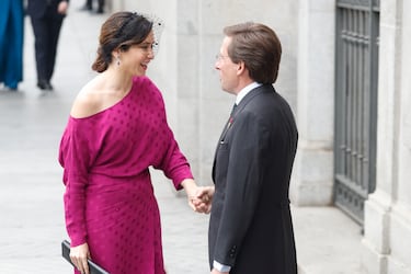 Isabel Díaz Ayuso, presidenta de la Comunidad de Madrid charla con José Luis Martínez Almeida, alcalde de Madrid, en la puerta de la iglesia.