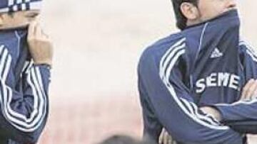 <b>CALLADOS. </b>Los rostros de los madridistas estaban muy serios tras la conversación con el técnico.
