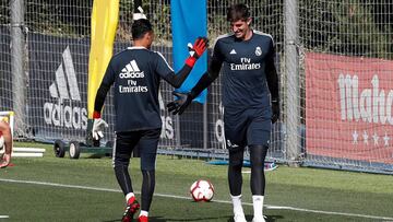 Keylor Navas y Courtois se saludan.