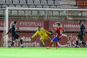 Diego Esteban marca el primer gol del Algeciras tras una buena jugada de Escudero.