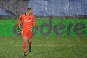 Ter Stegen bajo la intensa lluvia de Madrid.