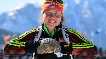 Laura Dahlmeier posando junto a sus 6 medallas conseguidas en el Mundial Femenino de Biatlón.