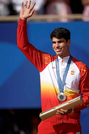 Carlos Alcaraz consiguió, en una espectacular final ante Djokovic, la medalla de plata de tenis individual. El serbio se impuso 6-7, 6-7. En tenis se ganó el oro con más brillo y la plata de más quilates.