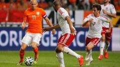 Robben lidera el triunfo de Holanda y Van Persie se lesiona