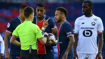 French referee Benoit Bastien (L) speaks to Paris Saint-Germain&#039;s French defender Presnel Kimpembe (C) and Paris Saint-Germain&#039;s Brazilian forward Neymar (2nd-R) during the French L1 football match between Paris-Saint Germain (PSG) and Lille (LO