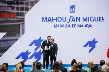 El alcalde de Madrid, José Luis Martínez-Almeida, entrega la medalla al consejero delegado de Mahu San Miguel, Eduardo Petrossi.