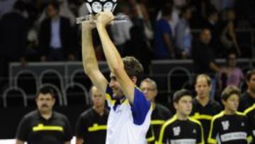 El francés Gilles Simon posa con el trofeo.