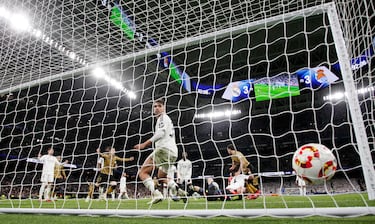 3-4. Falta que saca Sergio Gómez y remata Mikel Oyarzabal en el segundo palo para anotar el cuarto. Doblete del delantero txuri urdin. La Real Sociedad lleva el partido a la prórroga.