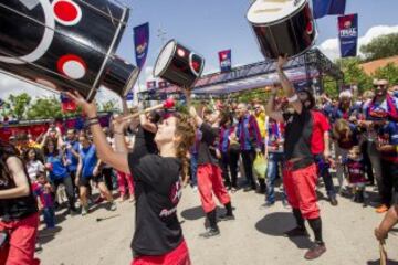 La afición del Barça disfruta de las instalaciones de la fan zone en el antiguo Matadero de Madrid.