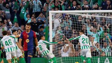 Soccer Football - LaLiga - Real Betis v FC Barcelona - Estadio Benito Villamarin, Seville, Spain - December 7, 2024 Real Betis' Giovani Lo Celso celebrates scoring their first goal with Vitor Roque REUTERS/Marcelo Del Pozo TPX IMAGES OF THE DAY