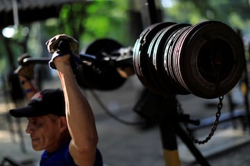 Este gimnasio al aire libre en Caracas est construido con cemento, barras y otros materiales reciclados.