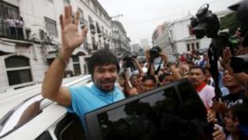 Manny Pacquiao saluda a sus seguidos tras postularse para congresista de Filipinas.