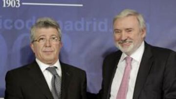 El embajador colombiano en España, Orlando Sardi de Lima, y el presidente del Atlético, Enrique Cerezo, durante la presentación del amistoso ante el Millonarios.