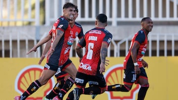 Futbol, Deportes Limache vs Colo Colo.
Fecha 6, fase de grupos, Copa Chile 2025.
El jugador de Deportes Limache Cesar Pinares, izquierda, celebra con sus companeros tras marcar un gol contra Colo Colo durante un partido del grupo B disputado en el estadio Lucio Farina de Quillota, Chile.
10/05/2025
Andres Pina/Aton Chile
Football, Deportes Limache vs Colo Colo.
6th turn, group stage, 2025 Copa Chile Championship.
Deportes Limache player Cesar Pinares, left, celebrates with teammates after scoring against Colo Colo during a Copa Chile Championship match at the Lucio Farina stadium in Quillota, Chile.
10/05/2025
Andres Pina/Aton Chile