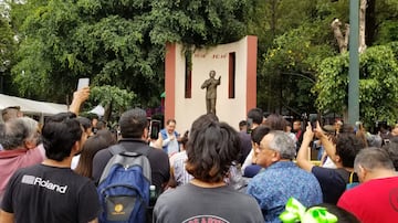 Los presentes toman fotografías a la emblemática estatua.