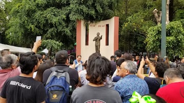 Los presentes toman fotografías a la emblemática estatua. 