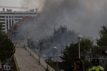El incendio se originó en la calle Párroco Eusebio Cuenca, en una zona sin urbanizar cercana al Espacio Delicias y el Museo del Ferrocarril, en Madrid.