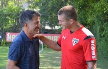 Los jugadores de Sao Paulo mostraron su apoyo al técnico Osorio.