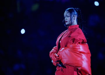 La artista nacida en Barbados protagonizó sola el Halftime Show del Super Bowl LVII del Estadio de la Universidad de Phoenix.