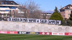 Pancarta a los jugadores del Atlético en el Cerro en la previa del partido de cuartos de Copa ante el Sevilla.