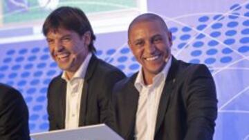 Roberto Carlos (d) junto a Morientes en la gala de la Liga.