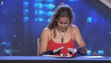 La surfista Sarah Almagro construyendo un avión de papel con sus prótesis en GOT Talent de Telecinco.