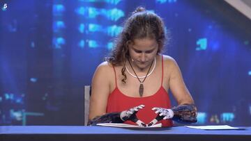 La surfista Sarah Almagro construyendo un avi&oacute;n de papel con sus pr&oacute;tesis en GOT Talent de Telecinco.