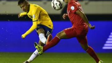 Neymar intenta el disparo ante Noel Sánchez.