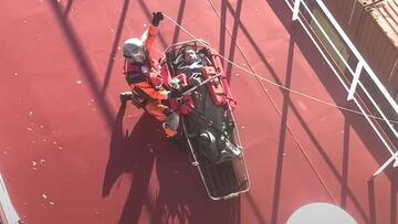 La paddle surfista Erica Vicente, en una camilla del Ej&eacute;rcito del Aire, a punto de ser rescatada, en el MSC Reef, el 16 de abril del 2023. 