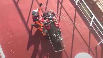 La paddle surfista Erica Vicente, en una camilla del Ej&eacute;rcito del Aire, a punto de ser rescatada, en el MSC Reef, el 16 de abril del 2023. 