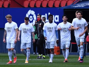 Los jugadores del Valencia saltaron al terreno de juego antes del partido contra el Osasuna, con camisetas contra la Superliga