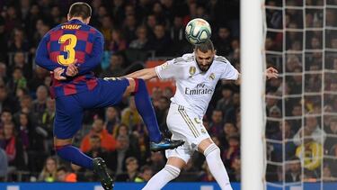 Benzema y Piqué, en el último Clásico.