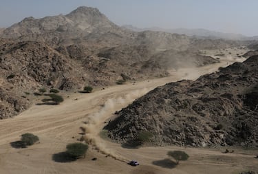  El Ford Racing de Carlos Sainz y Lucas Cruz compite en la Etapa 1 de la 48ª edición del Rally Dakar, con salida y llegada en Yanbu.