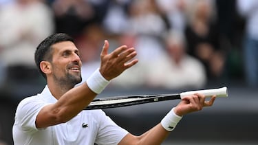 Novak Djokovic toca un violín imaginario en la celebración de su victoria sobre Lorenzo Musetti.