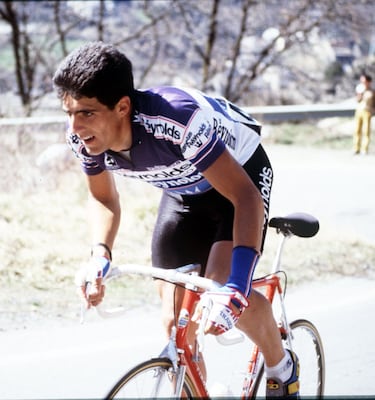 Inevitablemente, hay que empezar por aquel triunfo en Cauterets en 1989. El día de gloria del joven gregario de Pedro Delgado en el Reynolds. La etapa contaba con seis puertos, entre los que sobresalía el Aubisque. Indurain (25 años) se marchó en el kilómetro 50, como avanzadilla de un posible ataque de Delgado, y llegó a ser maillot amarillo virtual. El navarro entró en meta con 27” sobre Fuerte y 1:29 sobre Delgado (festival español), pero quien sólo pudo sacar 29” al grupo de Lemond y Fignon.