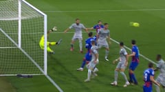 El tapadón de Claudio Bravo que aplauden en España