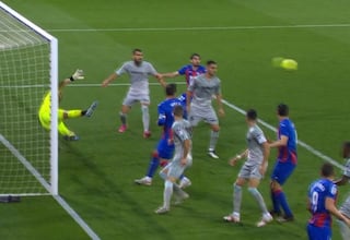 El tapadón de Claudio Bravo que aplauden en España