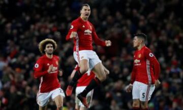 (1) Manchester United, es el equipo que más ingresos ha tenido en el periodo 2015/2016. 689 millones de euros. El año anterior estaba en la posición número 3 del top 10 con 515, 3 millones de euros