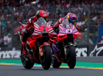 El piloto italiano Francesco Bagnaia  y el español Jorge Martín durante la carrera. 