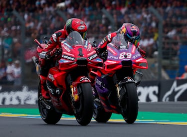 El piloto italiano Francesco Bagnaia  y el español Jorge Martín durante la carrera. 