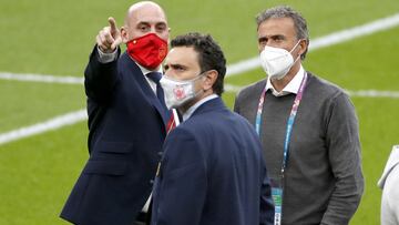 Luis Rubiales, Luis Enrique y Molina charlan antes del partido ante Italia en el c&eacute;sped de Wembley.