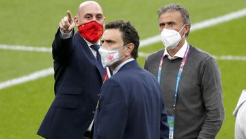 Luis Rubiales, Luis Enrique y Molina charlan antes del partido ante Italia en el césped de Wembley.