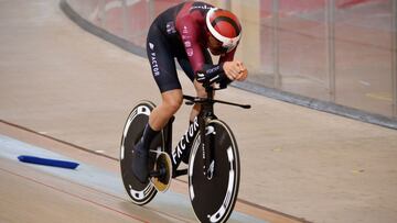 El ciclista brit&aacute;nico Alex Dowsett rueda durante su tentativa del r&eacute;cord de la hora en el Velodromo Bicentenario de Aguascalientes, M&eacute;xico.