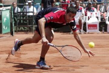 El jugador de Chile Hans Podlipnik juega la bola contra Republica Dominicana durante el partido de dobles del grupo I americano de Copa Davis.