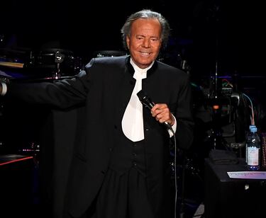 Aunque ahora prácticamente no se le ve y ha dejado las actuaciones a un lado, Julio Iglesias siempre estuvo muy preocupado por su imagen. Decía su primera mujer, Isabel Preysler, que la obligaba a colocarse de determinada forma para que él siempre pudiese lucir su mejor perfil. Como él mismo ha reconocido, recurrió también a los injertos de pelo y al 'lifting' facial.
