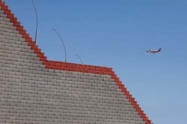 Un avión del gobierno turco se acerca al aeropuerto, antes de una cumbre internacional sobre Gaza.