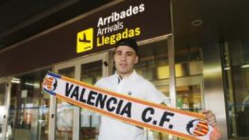 Nicol&aacute;s Otamendi a su llegada al aeropuerto de Manises, en Valencia.